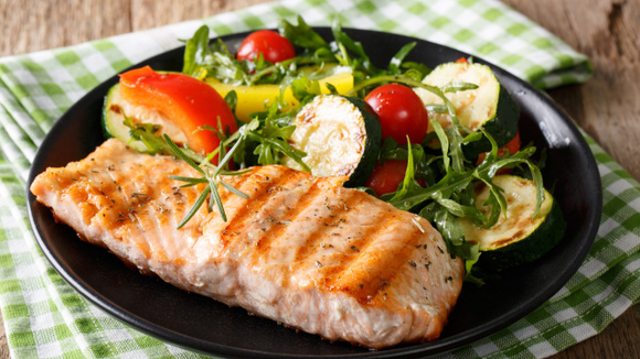 O zinco é encontrado em alimentos de origem vegetal e animal, facilitando a sua inclusão na rotina (Créditos: Shutterstock)
