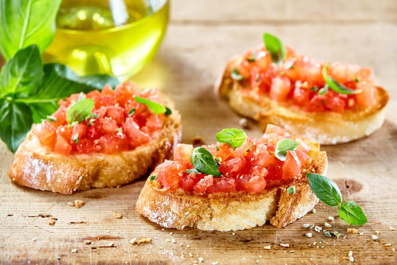 Com a crocância do pão e o frescor dos ingredientes, a bruschetta é uma opção incrível para a ceia. (Créditos: TudoGostoso)