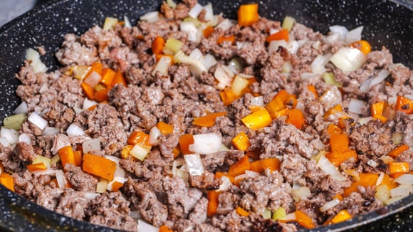 Poucas pessoas conhecem este truque: por que fritam a carne moída primeiro e só depois adicionam a cebola?