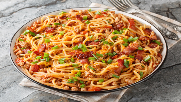 Quando quero impressionar sem complicar, faço esse espaguete ao estilo caubói que aprendi com a cozinheira de uma fazenda, perfeito para quem gosta de bacon e queijo!