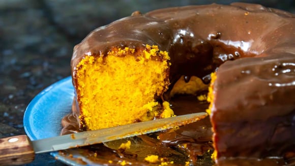 Faz diferença cozinhar a cenoura para fazer bolo de cenoura com brigadeiro? TudoGostoso revela o segredo para o doce perfeito!