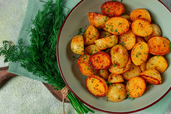 Nem a sua mãe sabia disso: como fazer batatas douradas, crocantes e perfeitas em tempo recorde (sem fritura ou airfryer!)