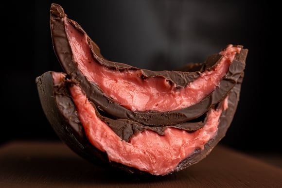 Esse ovo de Páscoa com recheio de morango é uma sensação (Créditos: Shutterstock)