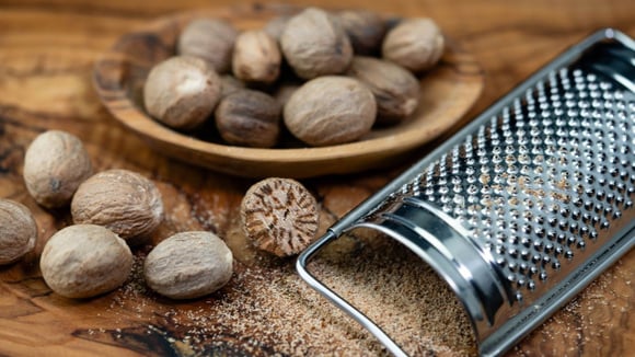 Comprada inteira e ralada na hora, a noz-moscada pode ter um aroma e sabor bem mais marcante (Créditos: Shutterstock)