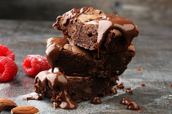 Brownie caramelizado com gotas de chocolate é o bolo mais macio e fácil de fazer para se lambuzar