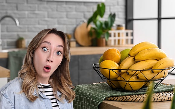 Mulher fica atônita ao descobrir por que não deve deixar as bananas em uma fruteira
