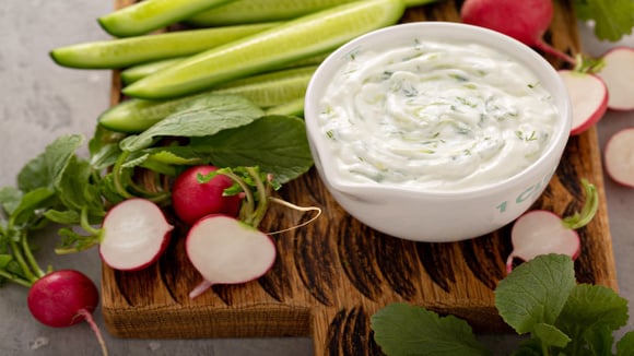 Pronto em 2 minutos: molho cremoso de iogurte rápido e versátil com apenas 4 ingredientes