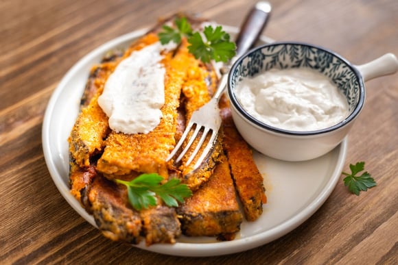 Berinjela crocante na farinha panko temperada com gergelim: essa receita diferente vai te deixar com água na boca (sirva com molho!)
