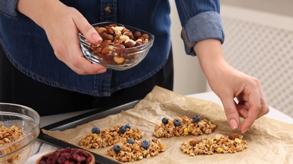 Nuts como amêndoa, pistache e amendoim são riquíssimos em proteínas e podem compor diversas receitas para deixar o lanche mais interessante (Crédito: Shutterstock)