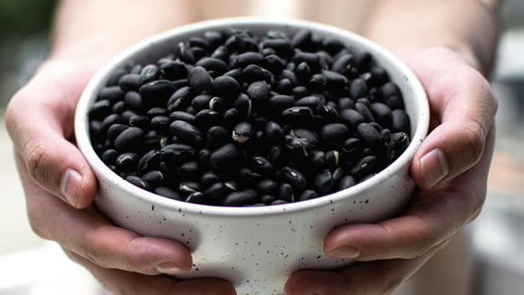 Se colocada cedo demais, a fruta pode até dificultar o amolecimento do feijão. (Créditos: Canva)