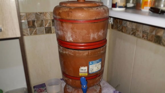 Manchas brancas, esverdeadas e escuras podem aparecer na parte externa do filtro e devem ser limpas com pano ou esponja (Créditos: Imagem gerada com IA)