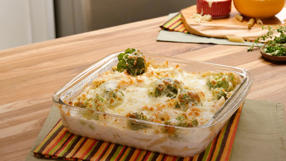 Macarrão de micro-ondas cremoso com frango e brócolis (Créditos: TudoGostoso)