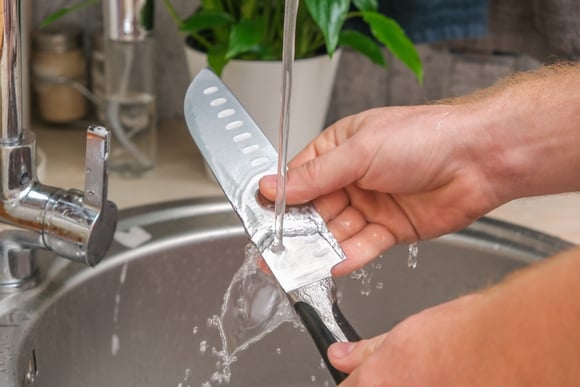 Fato ou fake da cozinha: lavar a faca em água quente estraga o utensílio?