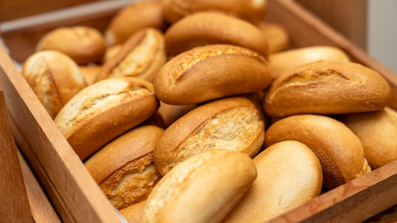 Pães artesanais com casca crocante precisam de mais circulação de ar para manter a textura. (créditos: Shutterstock)