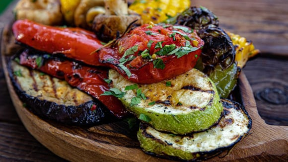 Legumes grelhados não podem faltar no churrasco (Créditos: Shutterstock)