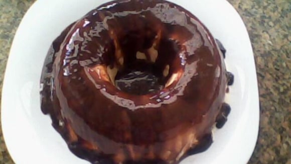 Torta de sorvete de creme com calda de chocolate por cima (Créditos: TudoGostoso/Lívia de Carvalho)