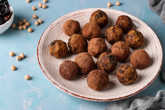 Prato com bolinhos de grão-de-bico (Créditos: Shutterstock)