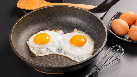A temperatura da panela também pode ser a causa do ovo grudar. (créditos: Shutterstock)