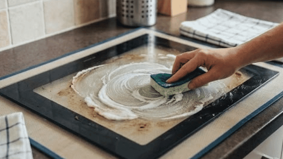 Pequenos truques de limpeza evitam gastos com produtos específicos e chamadas técnicas. (Foto: Gerada por IA)