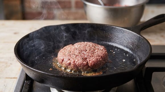 O truque do TudoGostoso para o hamburguer caseiro não ressecar: com apenas uma pequena mudança você mantém a suculência da carne