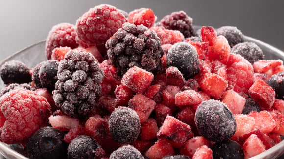 Por que você deve ferver frutas vermelhas congeladas compradas no mercado? TudoGostoso explica por que essa prática é recomendada