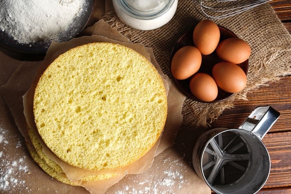 A quantidade certa de ovos é essencial na massa do bolo: essa confeiteira testou e provou a diferença!