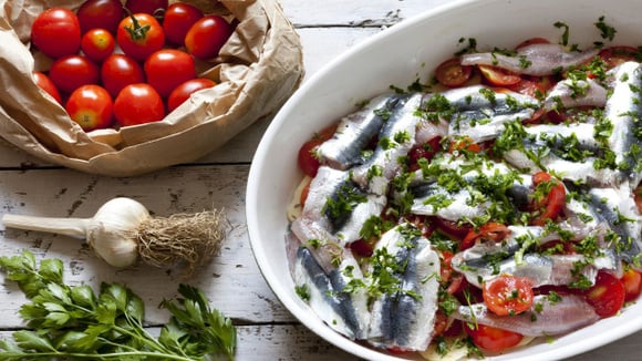 Barata e muito nutritiva, a sardinha pode ser preparada na panela de pressão de um jeito fácil e saboroso (Créditos: Shutterstock)