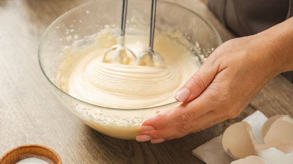 Bater bem o açúcar com os ovos também ajuda no cheiro e na estrutura da massa (Créditos: Shutterstock)