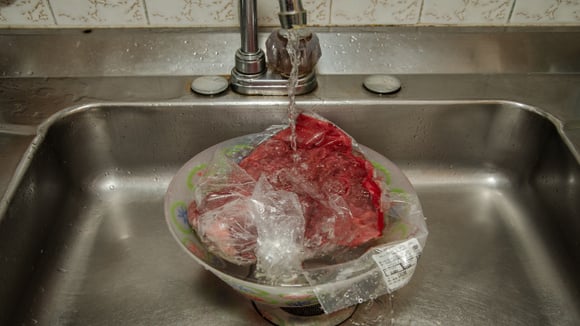 Eu fiz errado a vida inteira e não sabia: o jeito certo de descongelar carne em minutos sem perder a suculência