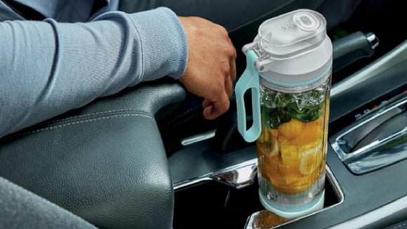 Prepare seus shakes e vitaminas em qualquer lugar: liquidificador portátil Ninja Blast Max com 30% de desconto