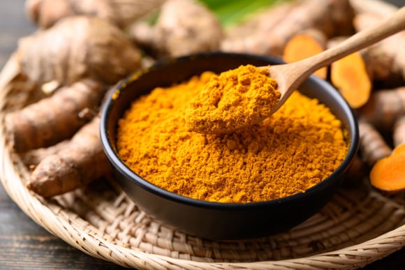 Açafrão-da-terra além de trazer um sabor extra para as receitas, ainda faz bem para a saúde! Confira os benefícios da cúrcuma!