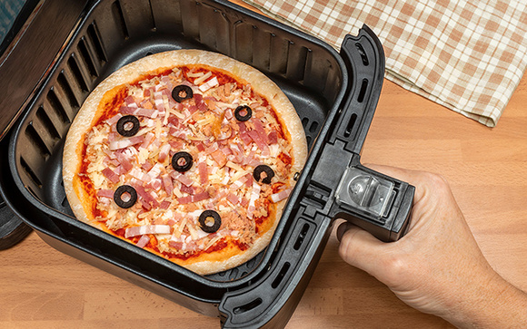 Preparar uma pizza em 15 minutos na airfryer é totalmente possível com essa deliciosa receita