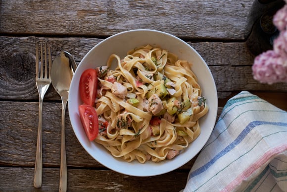 Já que trouxemos o macarrão com sardinha, por que não experimentar também a versão com atum (Créditos: Shutterstock)