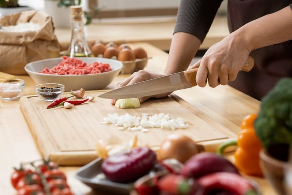O melhor truque de TODOS para remover odores e resíduos de comida das tábuas de madeira!