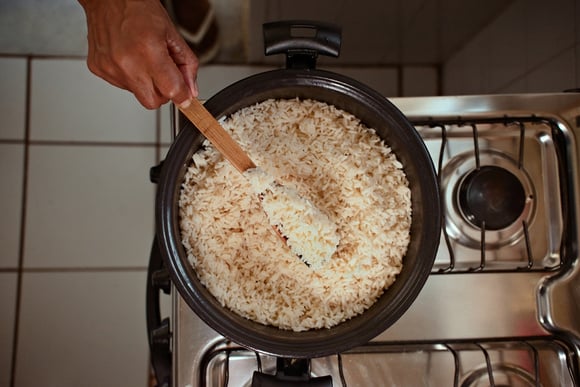 3 erros que todo mundo comete na hora de fazer arroz que não deixa soltinho como de restaurante