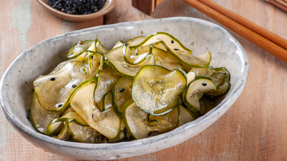 Descubra como preparar sunomono de forma simples e rápida: salada japonesa é leve, deliciosa e perfeita para acompanhar qualquer refeição