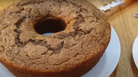 Bolo de banana (com casca e tudo!) molhadinho e delicioso para no café da manhã ou à tarde: receita fácil e nutritiva