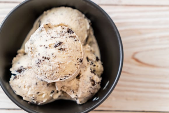 Sorvete caseiro fácil com apenas 4 ingredientes: receita econômica e saudável para se refrescar no verão