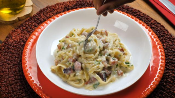 Macarrão cremoso com molho branco e bacon pra toda família se esbaldar