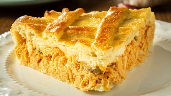 Um bom frango desfiado faz o melhor empadão da vida: aprenda a receita fácil e gostosa