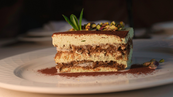 Sobremesa de rico fácil e rápida: esse tiramisù de pistache fica pronto em 15 minutos e fica divino
