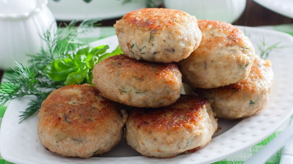 Hoje vou ensinar uma receita simples, mas com sucesso garantido: almôndegas de frango ao limão