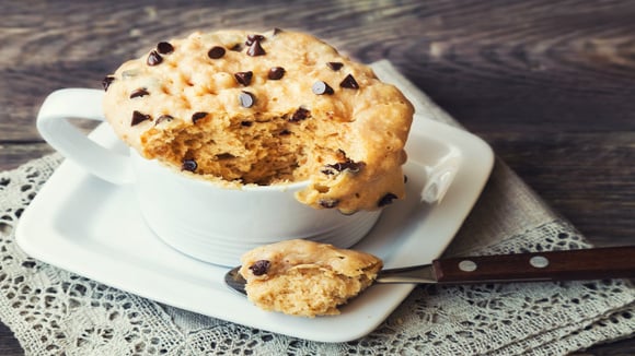 2 minutos no micro-ondas e você tem este bolo de banana com gotas de chocolate irresistível