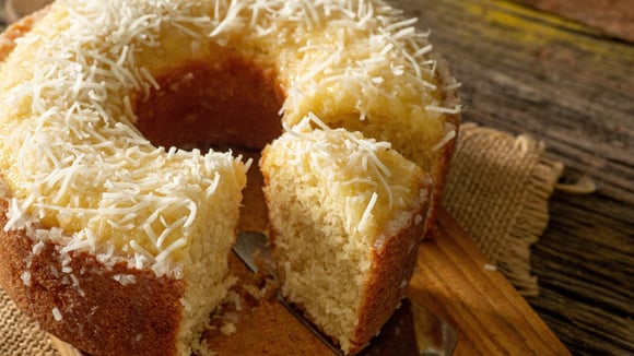 5 receitas de bolo de liquidificador para fazer rapidinho no lanche da tarde: é só bater os ingredientes e levar para assar