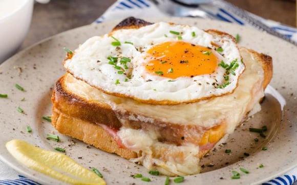 O croque-madame é um croque monsieur com ovo frito em cima (Créditos: TudoGostoso)