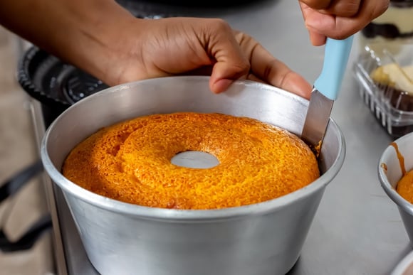 O bolo de cenoura não fica embatumado porque bateu demais, mas, sim, pelo excesso desse ingrediente