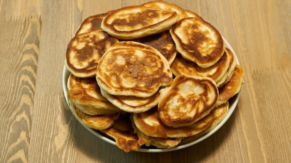 Fofinho, pronto em minutos e com sabor de infância: receita de bolinho tareco de frigideira para o seu café da manhã