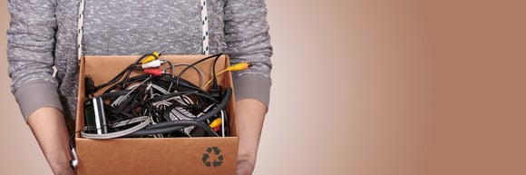 O descarte adequado de eletrônicos permite recuperar materiais e reduzir o desperdício de recursos naturais. (créditos: Shutterstock)
