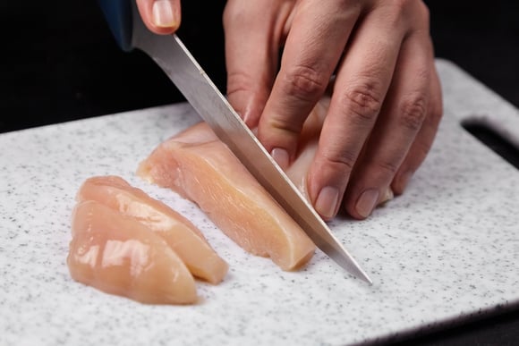 Deixar o frango descongelando na bancada favorece a multiplicação de bactérias, mesmo que a carne continue com aparência normal. (créditos: Shutterstock)