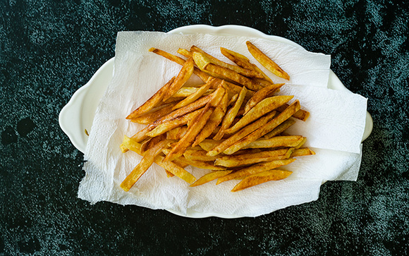 Adeus batata murcha: use papel-toalha desse jeito e tenha uma batata frita sequinha e crocante por muito mais tempo